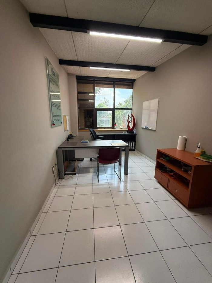 edificio corporativo con bodega independiente