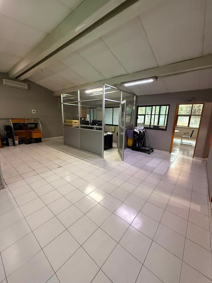 edificio corporativo con bodega independiente