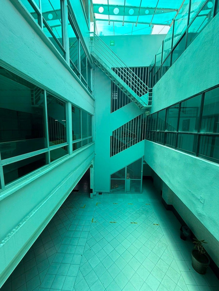 edificio corporativo con bodega independiente