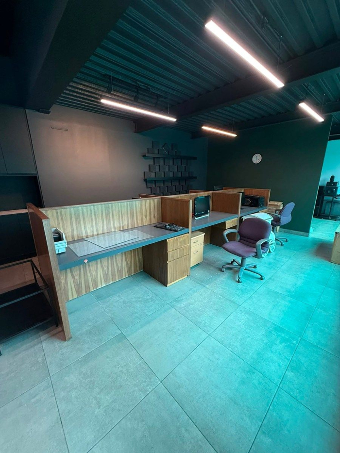 edificio corporativo con bodega independiente