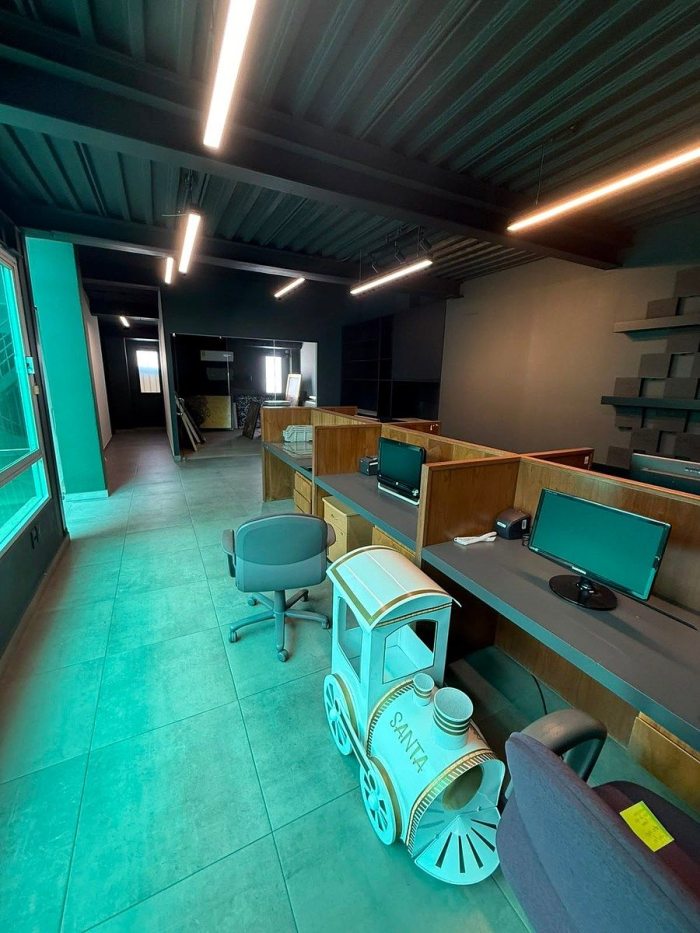 edificio corporativo con bodega independiente