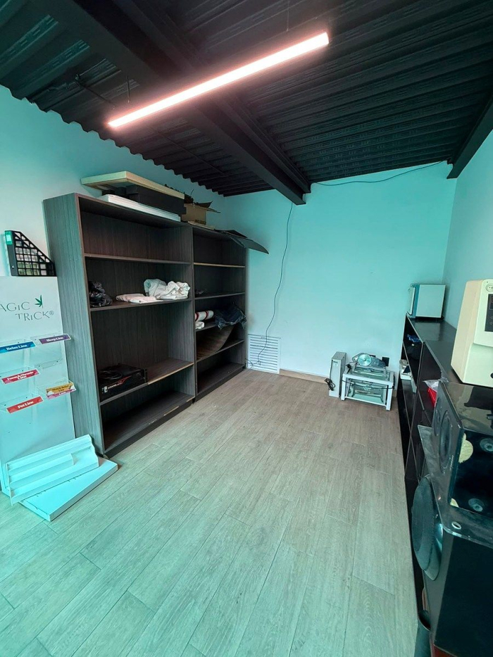 edificio corporativo con bodega independiente