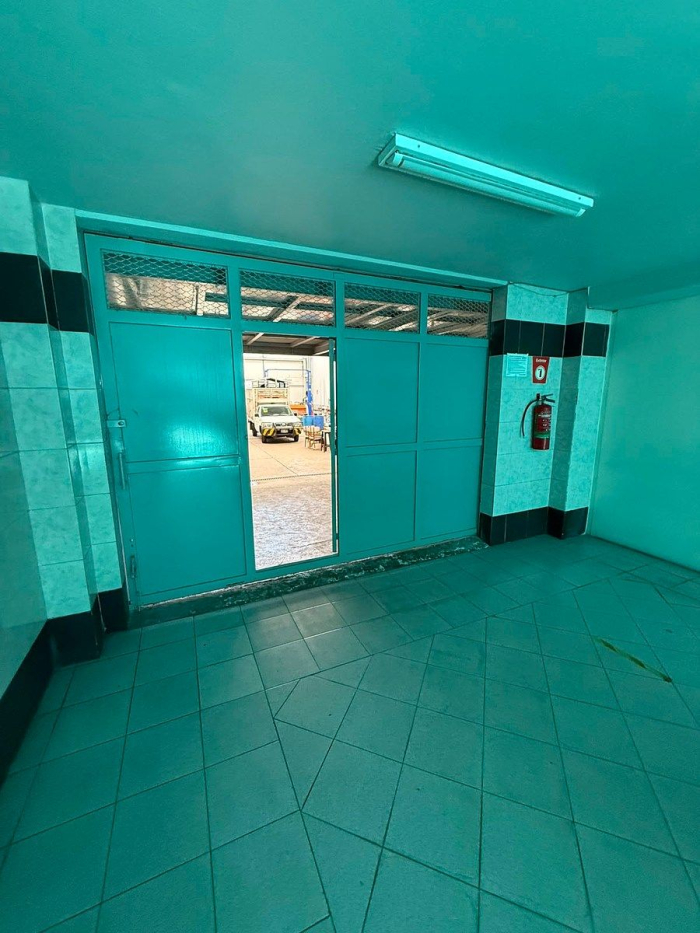 edificio corporativo con bodega independiente