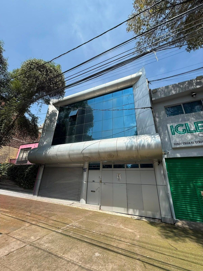 edificio corporativo con bodega independiente