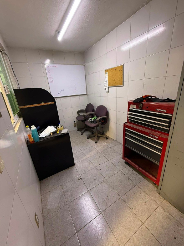 edificio corporativo con bodega independiente