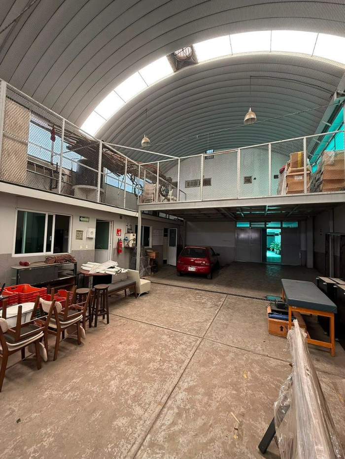 edificio corporativo con bodega independiente
