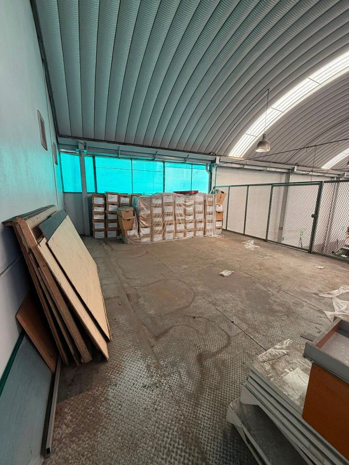 edificio corporativo con bodega independiente