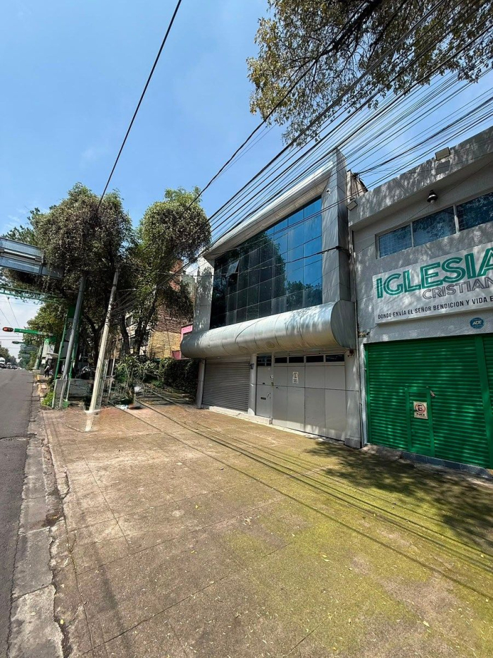 edificio corporativo con bodega independiente