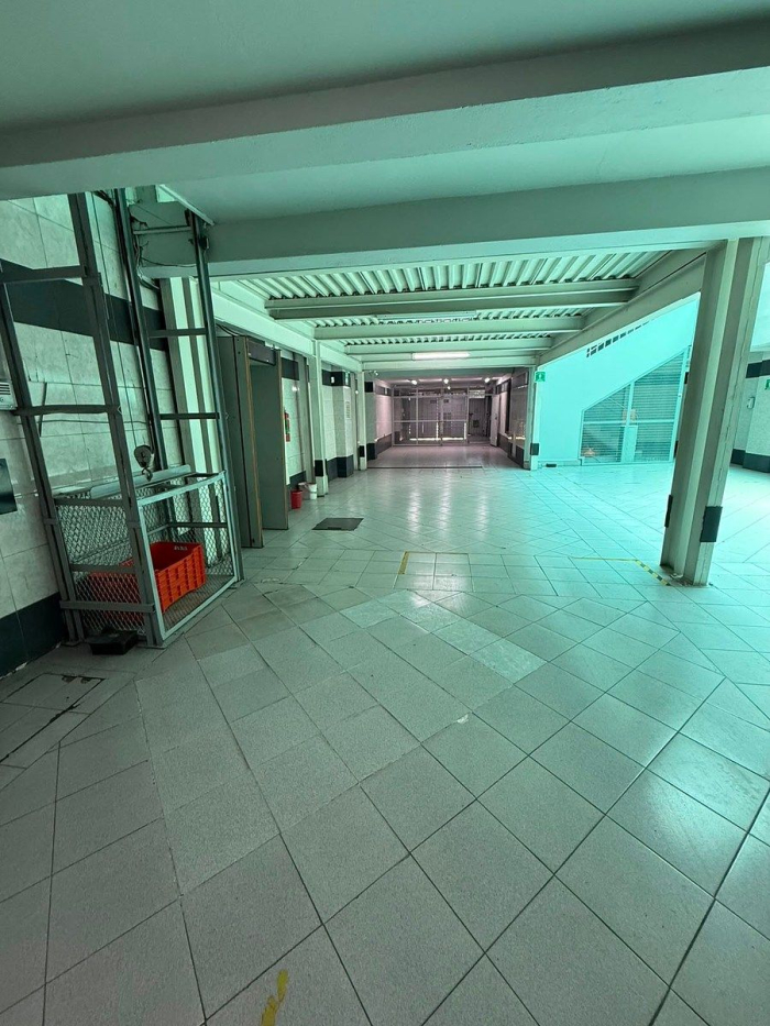 edificio corporativo con bodega independiente