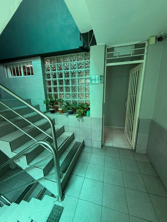 edificio corporativo con bodega independiente
