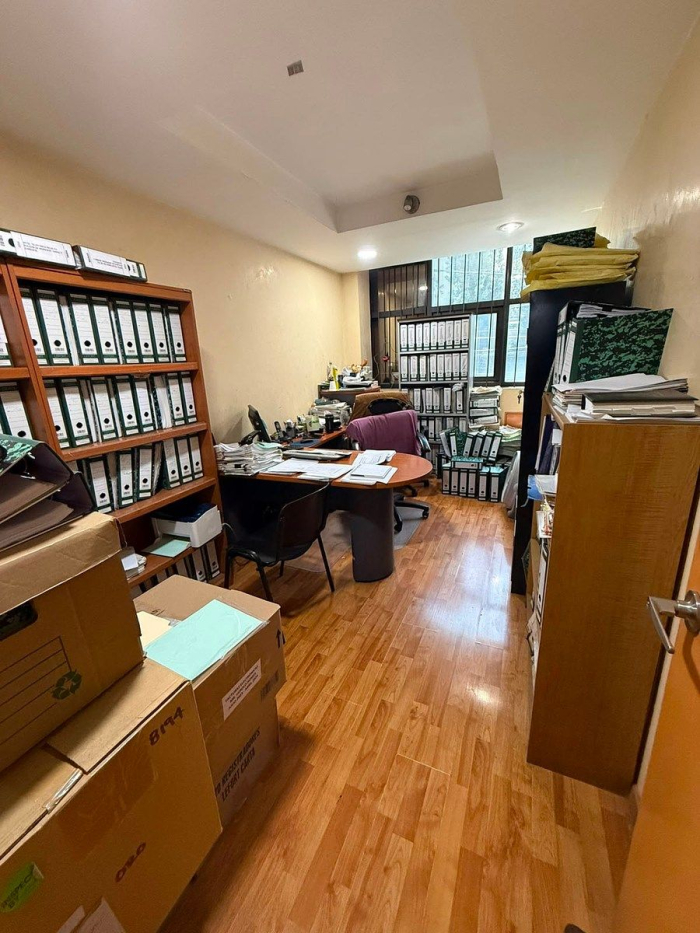 edificio corporativo con bodega independiente