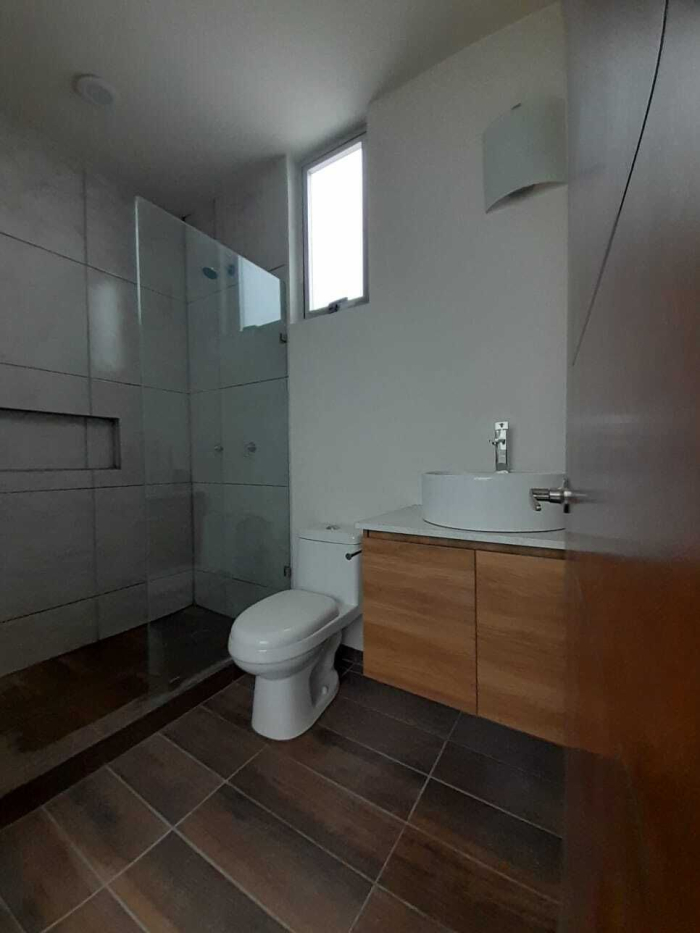 moderna casa en venta con espacios amplios y luminosos
