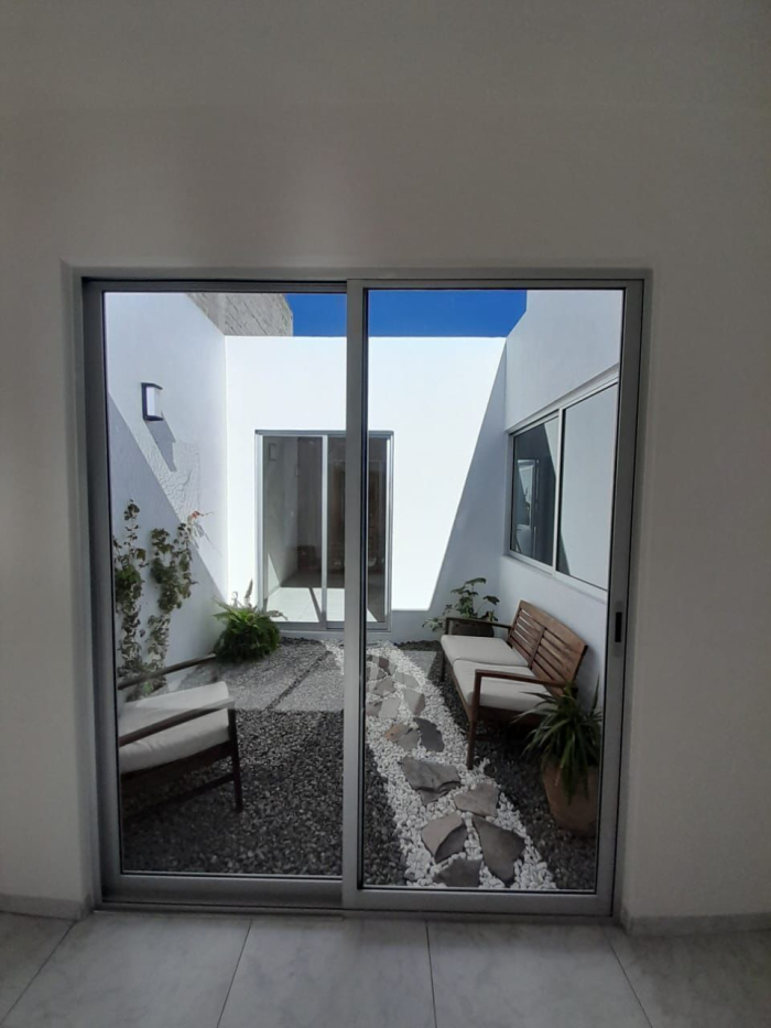 moderna casa en venta con espacios amplios y luminosos
