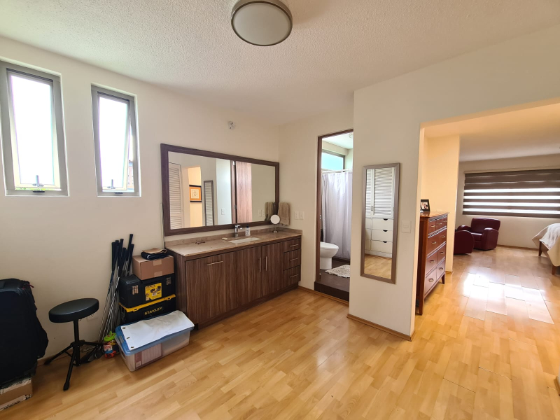 casa en venta totalmente remodelada con amplio jardín en lomas de bellavista