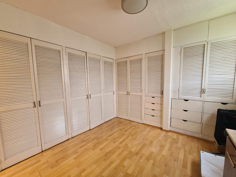 casa en venta totalmente remodelada con amplio jardín en lomas de bellavista