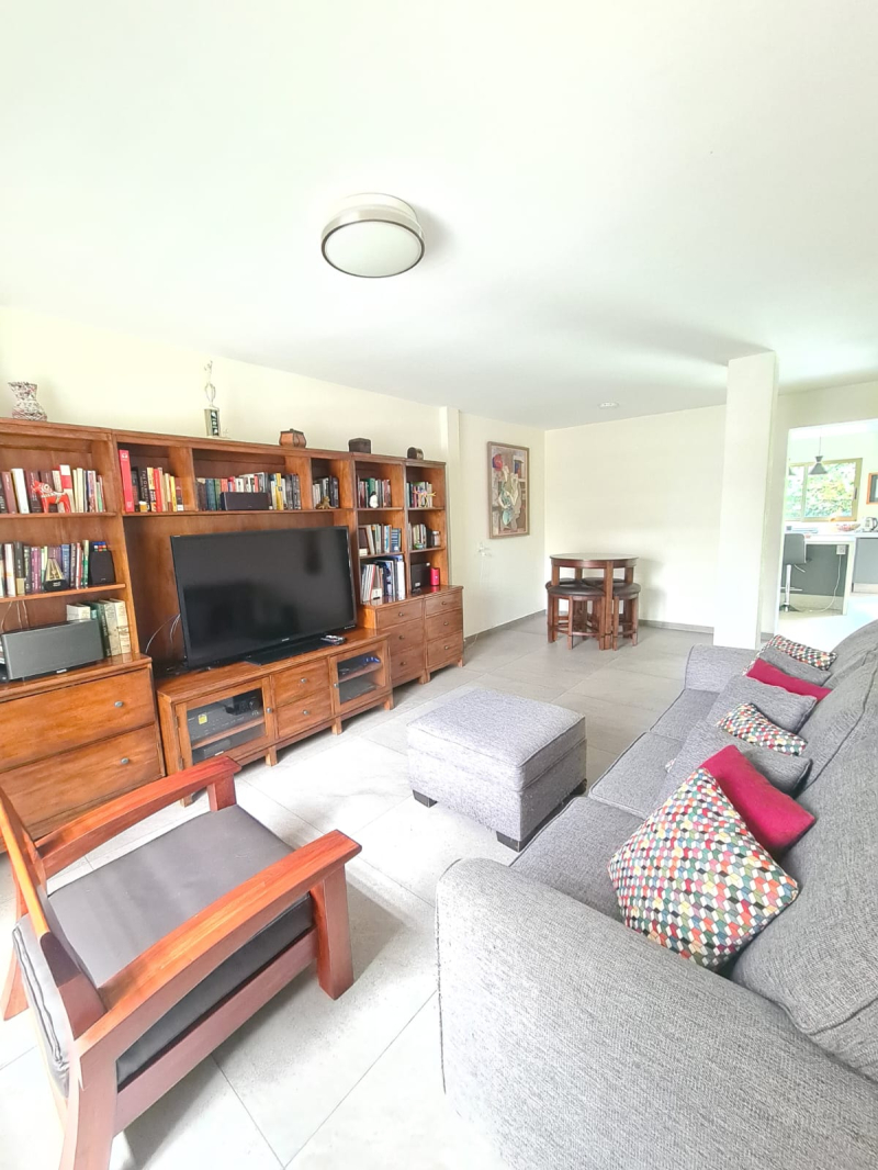 casa en venta totalmente remodelada con amplio jardín en lomas de bellavista
