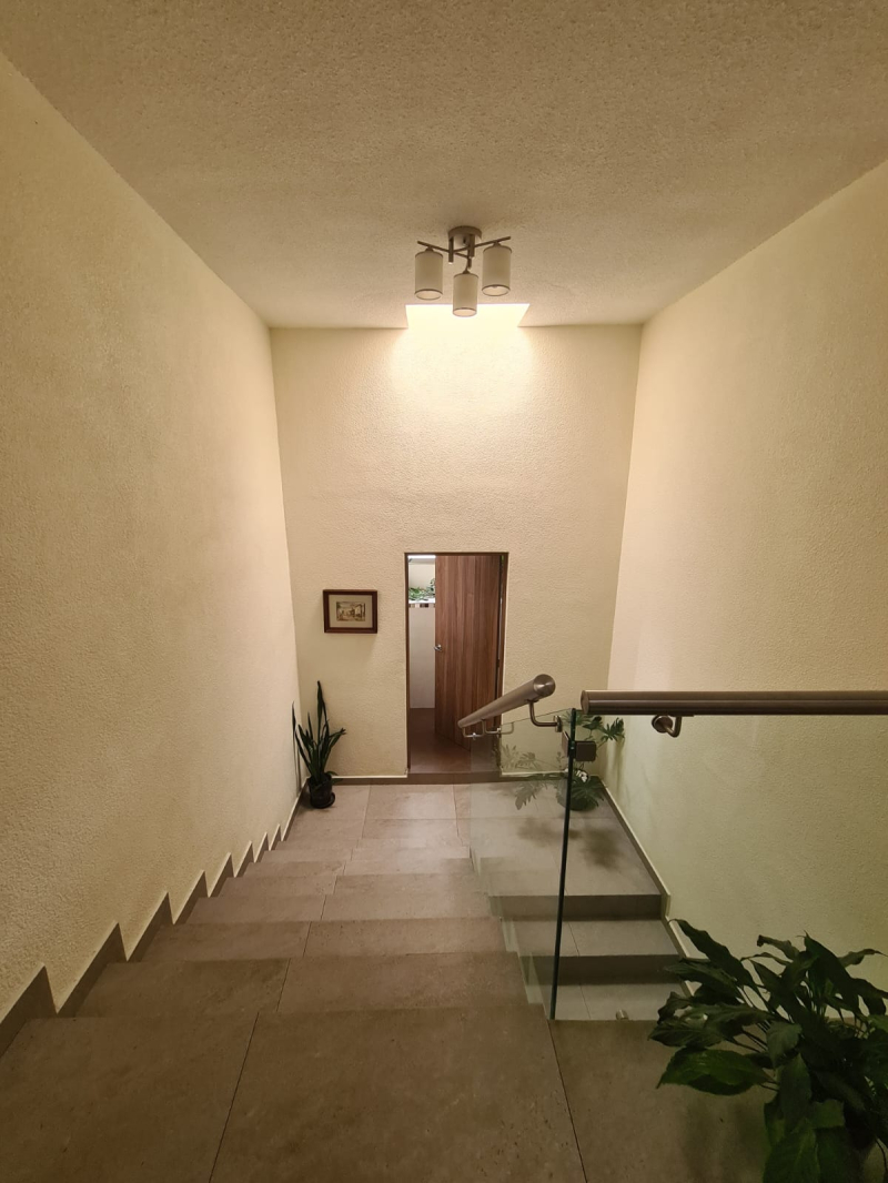 casa en venta totalmente remodelada con amplio jardín en lomas de bellavista