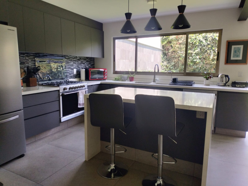 casa en venta totalmente remodelada con amplio jardín en lomas de bellavista