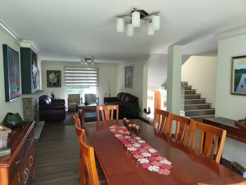 casa en venta totalmente remodelada con amplio jardín en lomas de bellavista