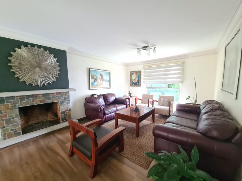 casa en venta totalmente remodelada con amplio jardín en lomas de bellavista