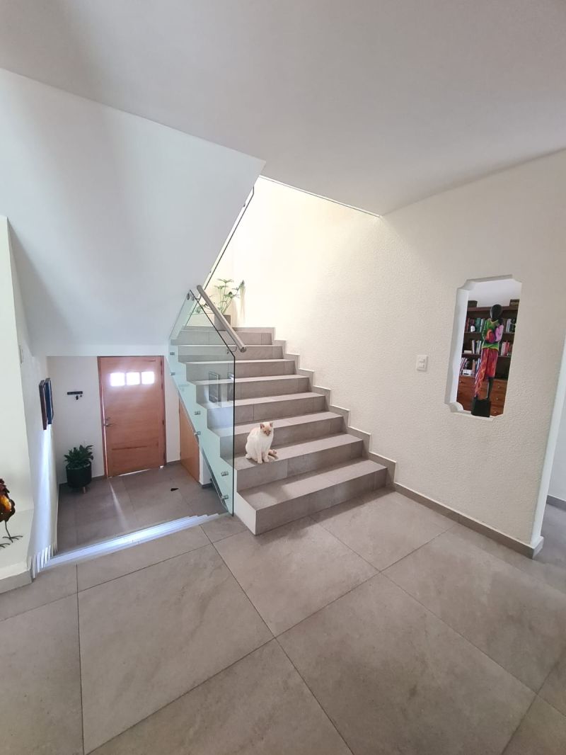 casa en venta totalmente remodelada con amplio jardín en lomas de bellavista