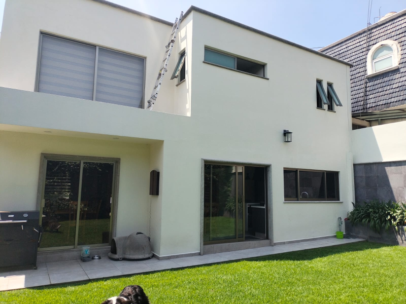 casa en venta totalmente remodelada con amplio jardín en lomas de bellavista