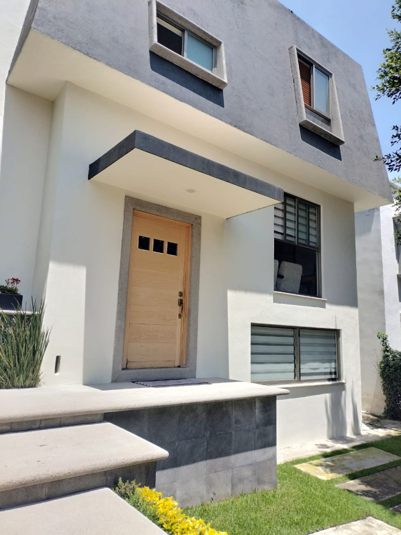 casa en venta totalmente remodelada con amplio jardín en lomas de bellavista
