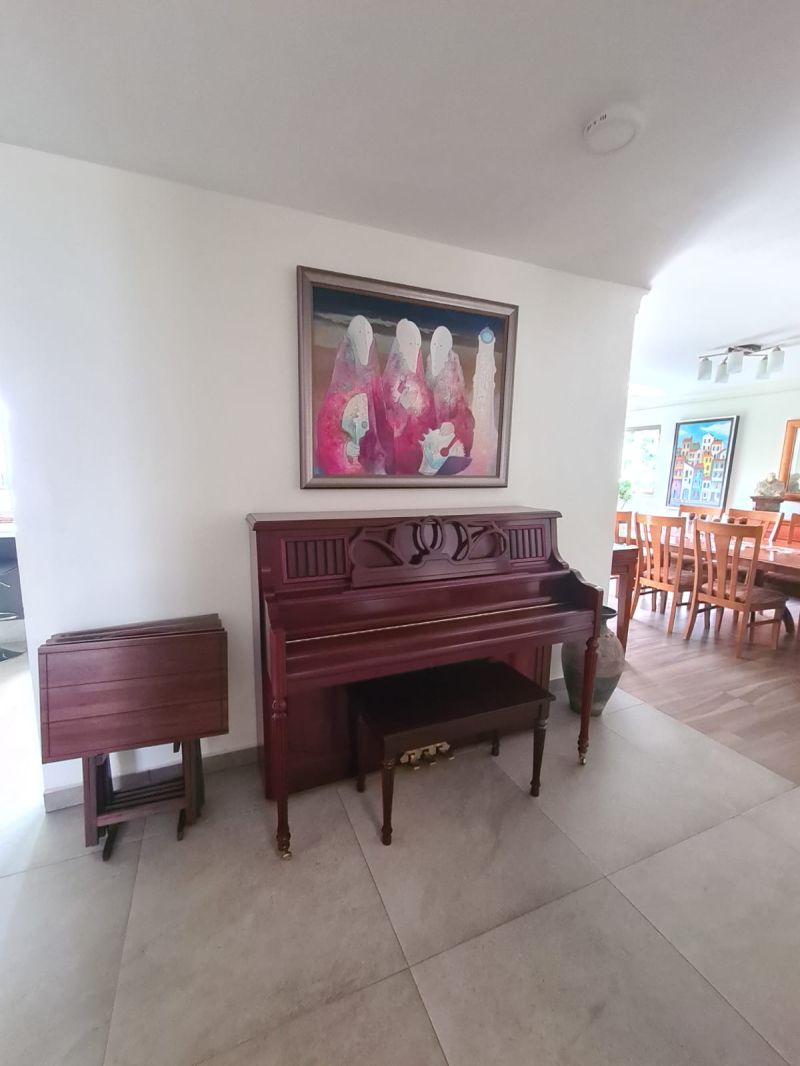 casa en venta totalmente remodelada con amplio jardín en lomas de bellavista