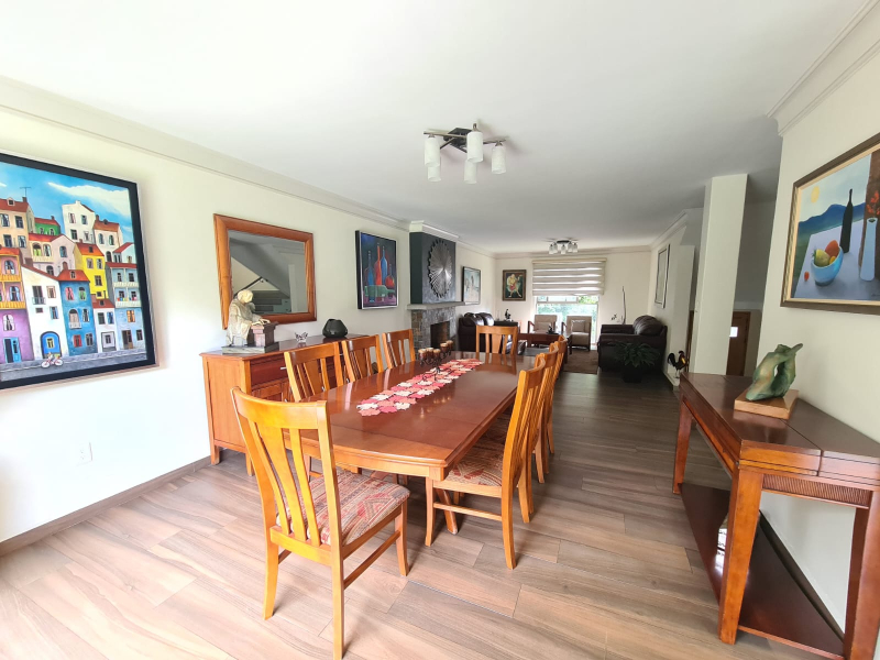 casa en venta totalmente remodelada con amplio jardín en lomas de bellavista