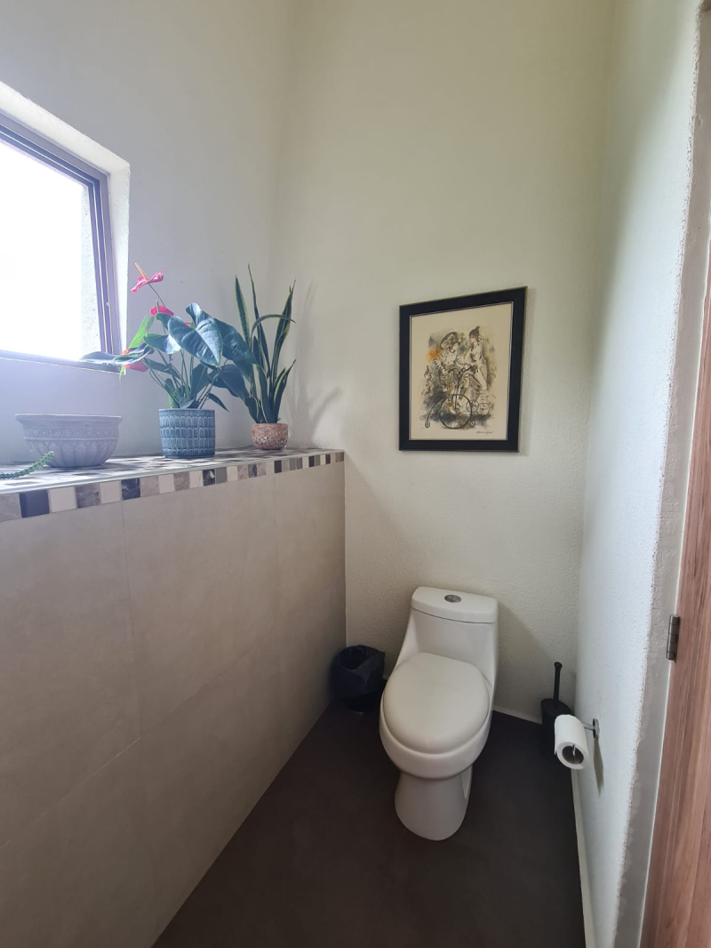 casa en venta totalmente remodelada con amplio jardín en lomas de bellavista