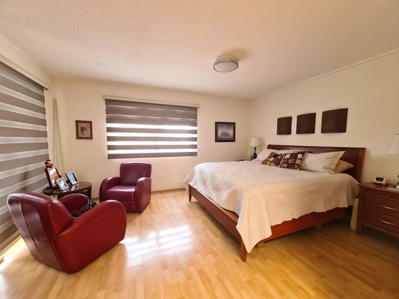 casa en venta totalmente remodelada con amplio jardín en lomas de bellavista