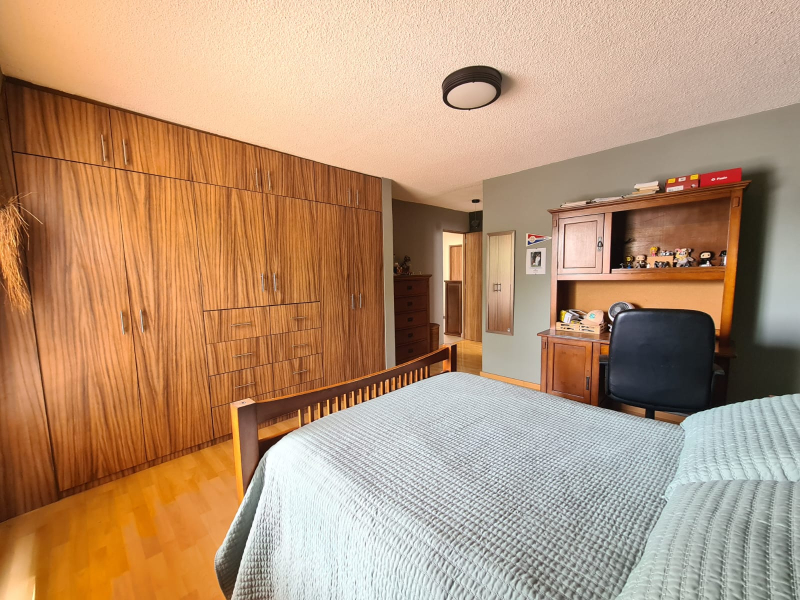 casa en venta totalmente remodelada con amplio jardín en lomas de bellavista