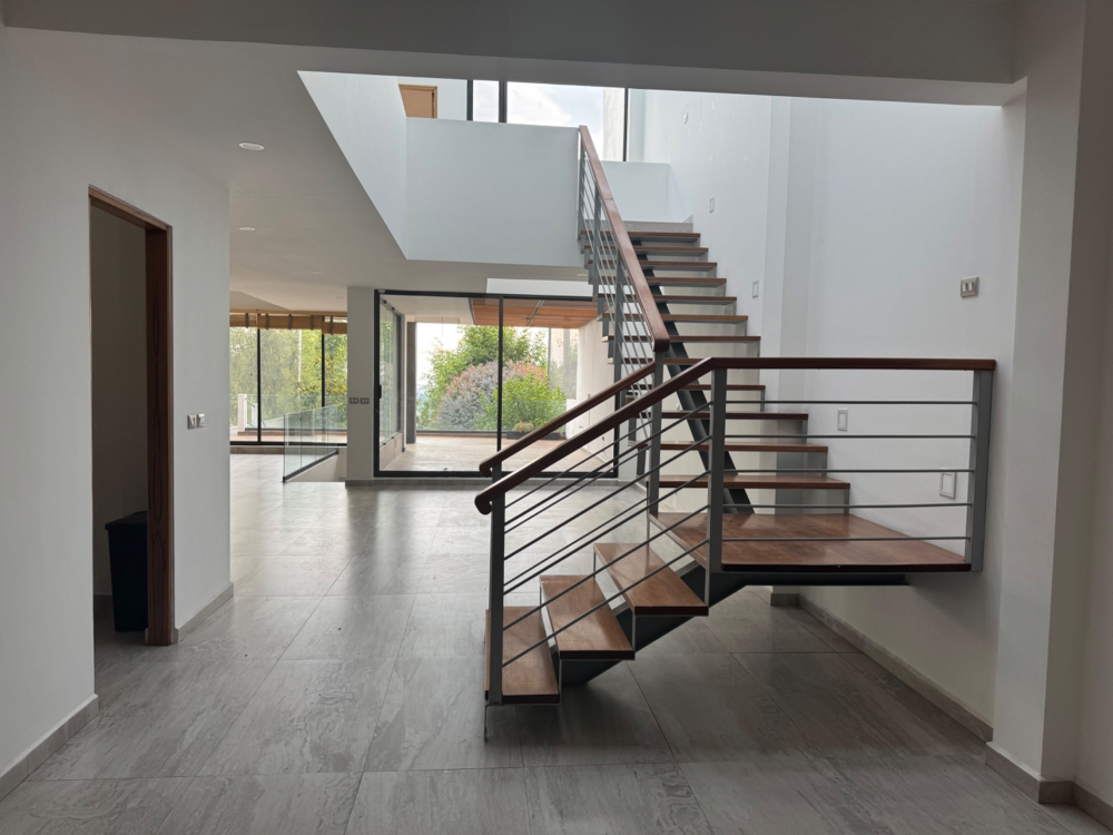 casa en venta con jardin y salida al campo de golf -bosque real