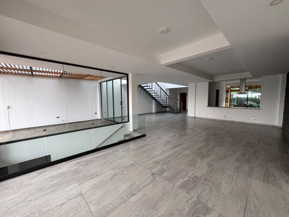 casa en venta con jardin y salida al campo de golf -bosque real