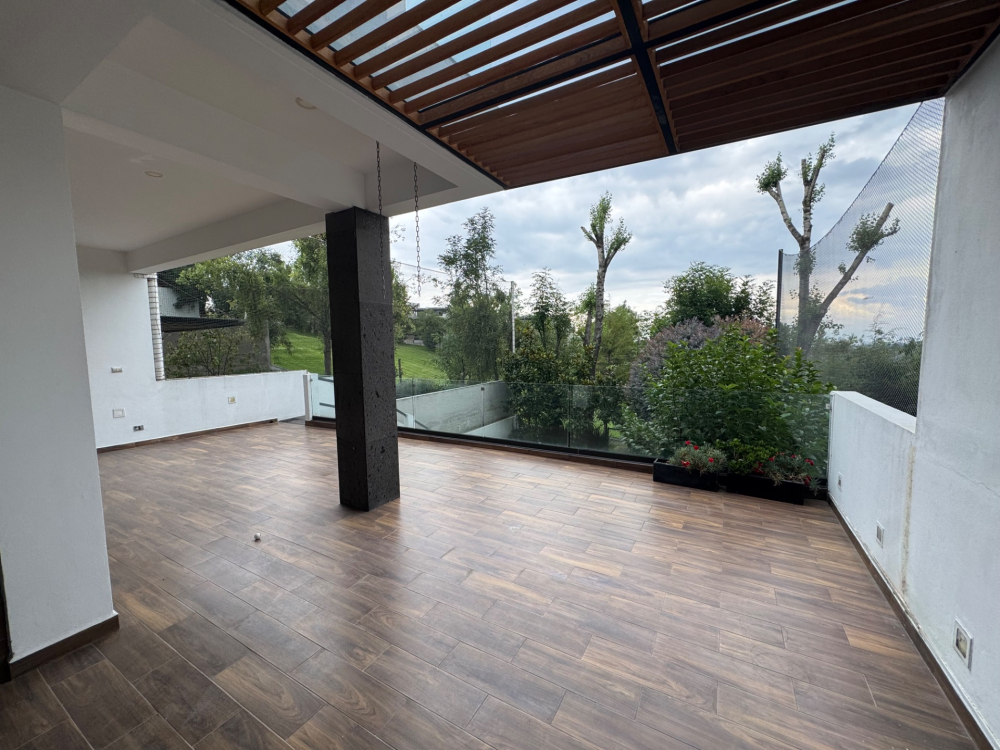 casa en venta con jardin y salida al campo de golf -bosque real