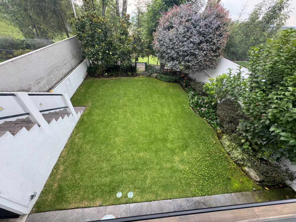 casa en venta con jardin y salida al campo de golf -bosque real