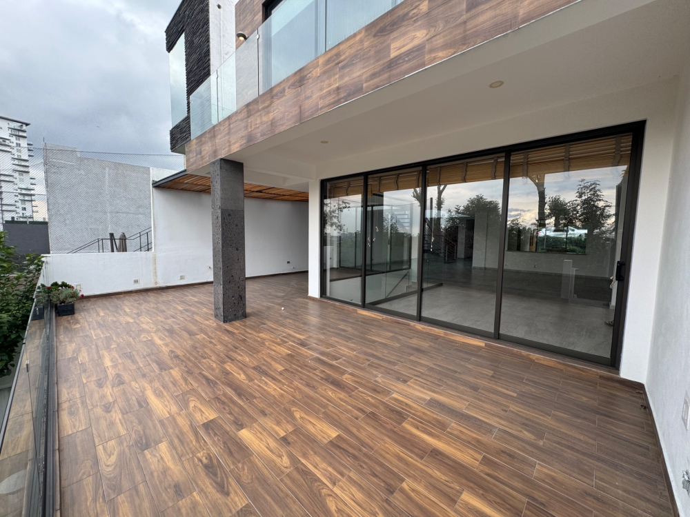 casa en venta con jardin y salida al campo de golf -bosque real