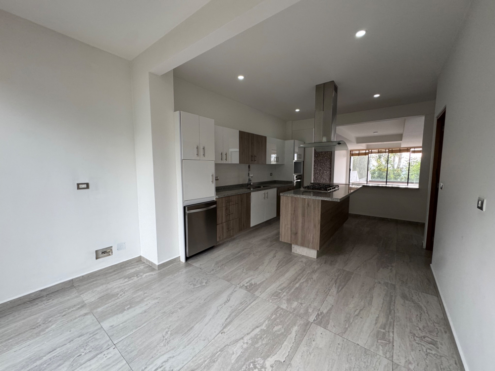 casa en venta con jardin y salida al campo de golf -bosque real