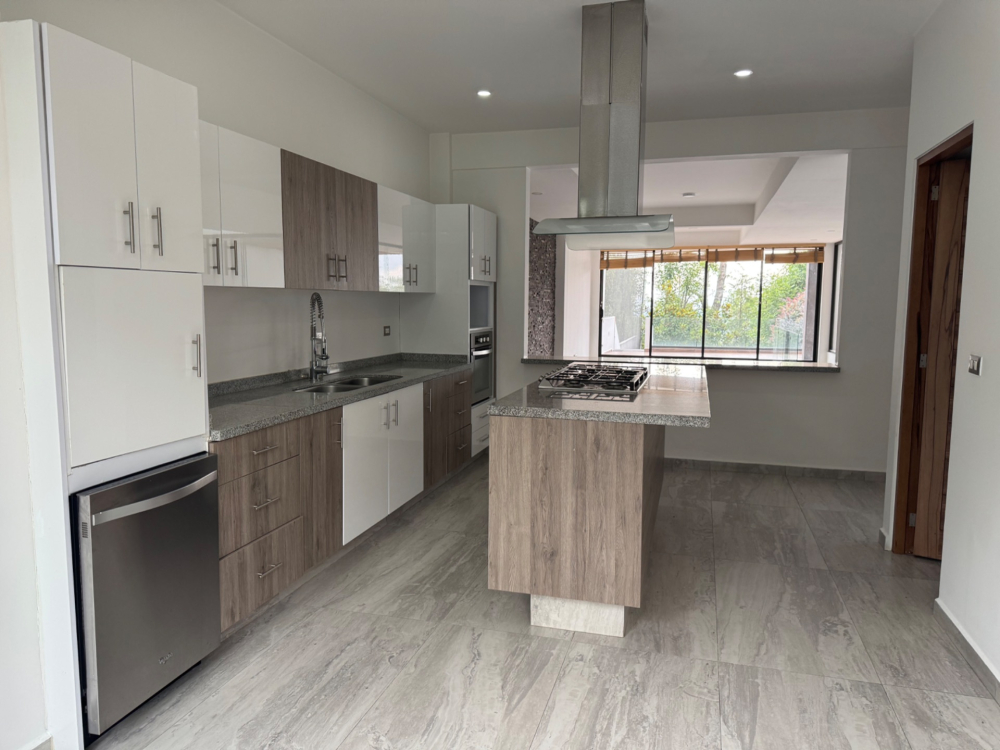 casa en venta con jardin y salida al campo de golf -bosque real
