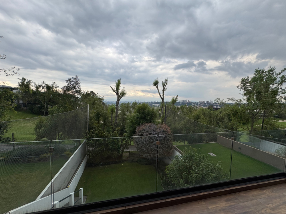 casa en venta con jardin y salida al campo de golf -bosque real