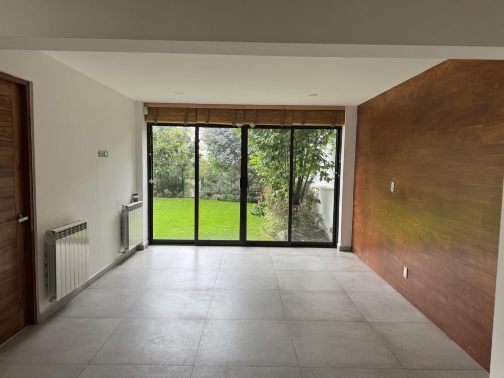 casa en venta con jardin y salida al campo de golf -bosque real