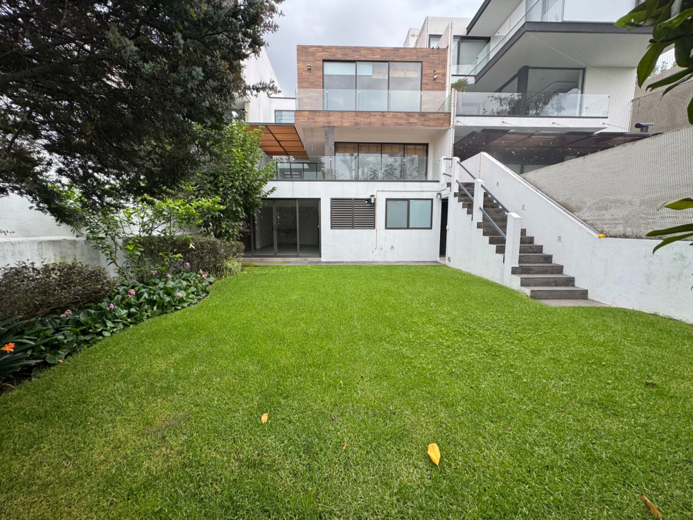 casa en venta con jardin y salida al campo de golf -bosque real