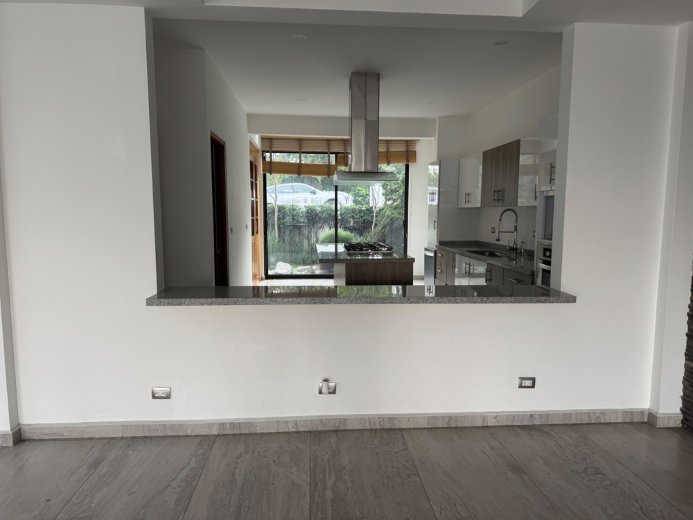 casa en renta con jardin y salida al campo de golf -bosque real