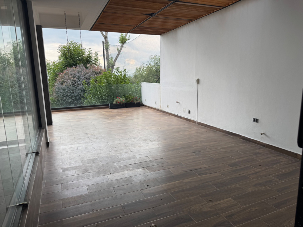 casa en renta con jardin y salida al campo de golf -bosque real