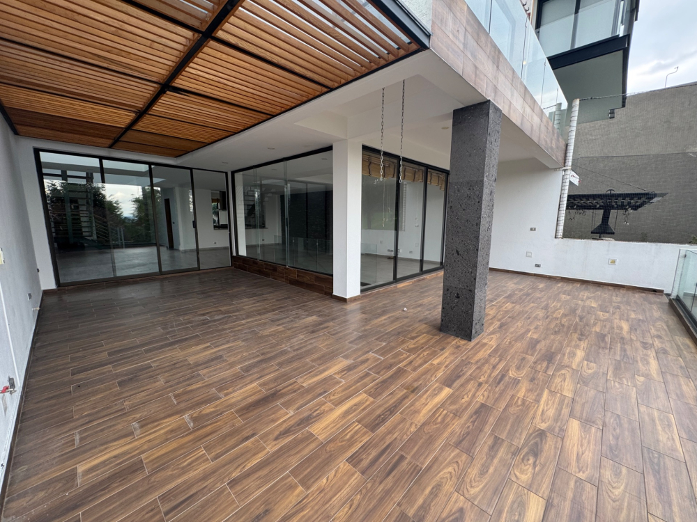 casa en renta con jardin y salida al campo de golf -bosque real