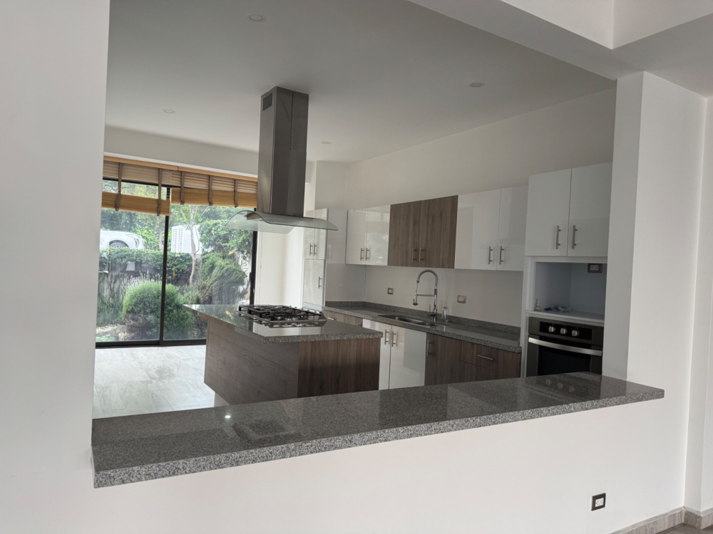 casa en renta con jardin y salida al campo de golf -bosque real