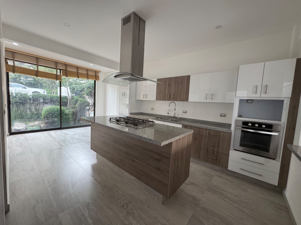 casa en renta con jardin y salida al campo de golf -bosque real