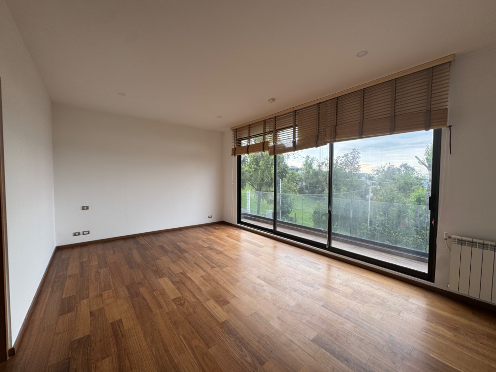 casa en renta con jardin y salida al campo de golf -bosque real
