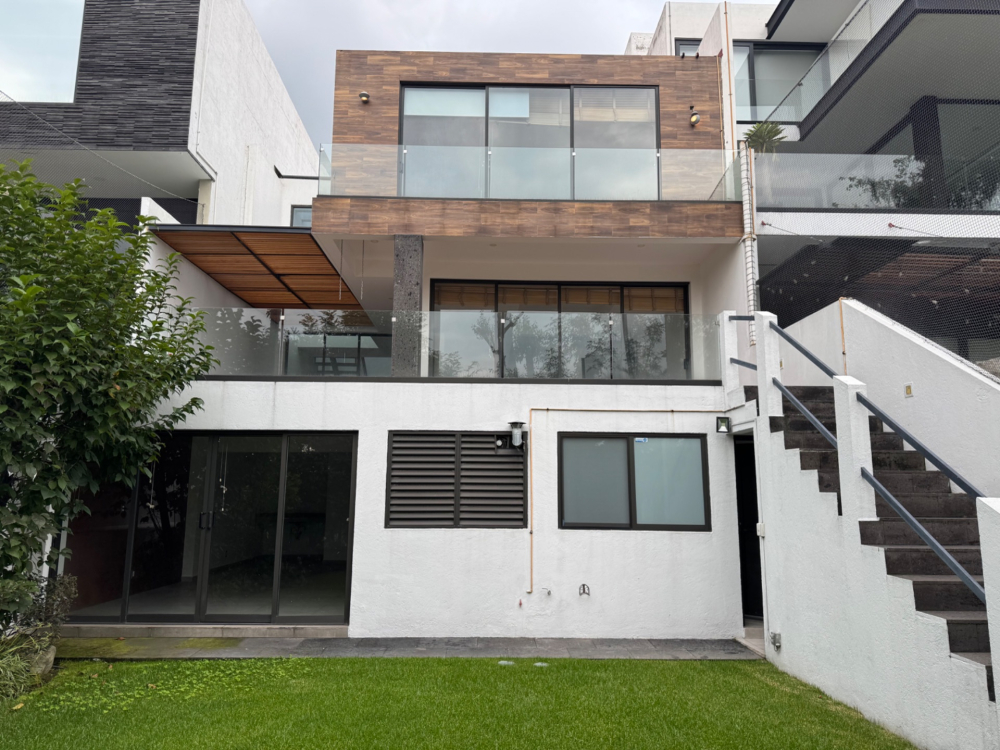 casa en renta con jardin y salida al campo de golf -bosque real