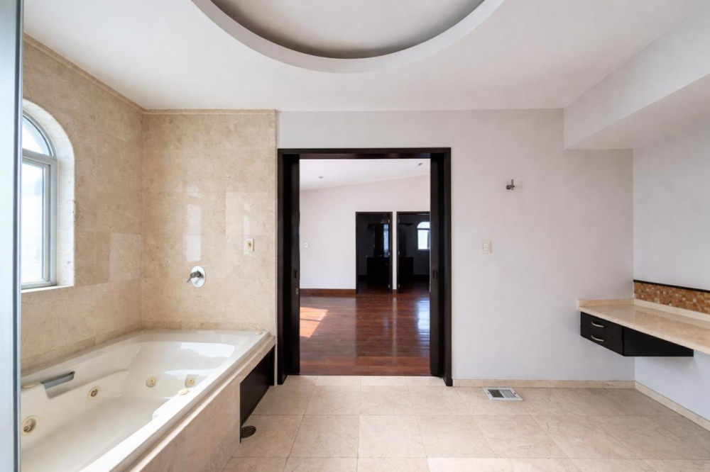 Casa En Venta En Lomas Country 